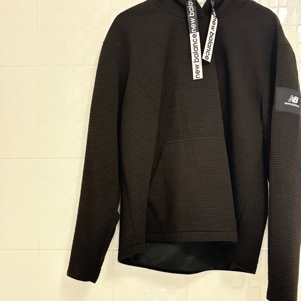 New Balance Women’s Black Textured Hoodie with Branded Drawstrings sz Large
